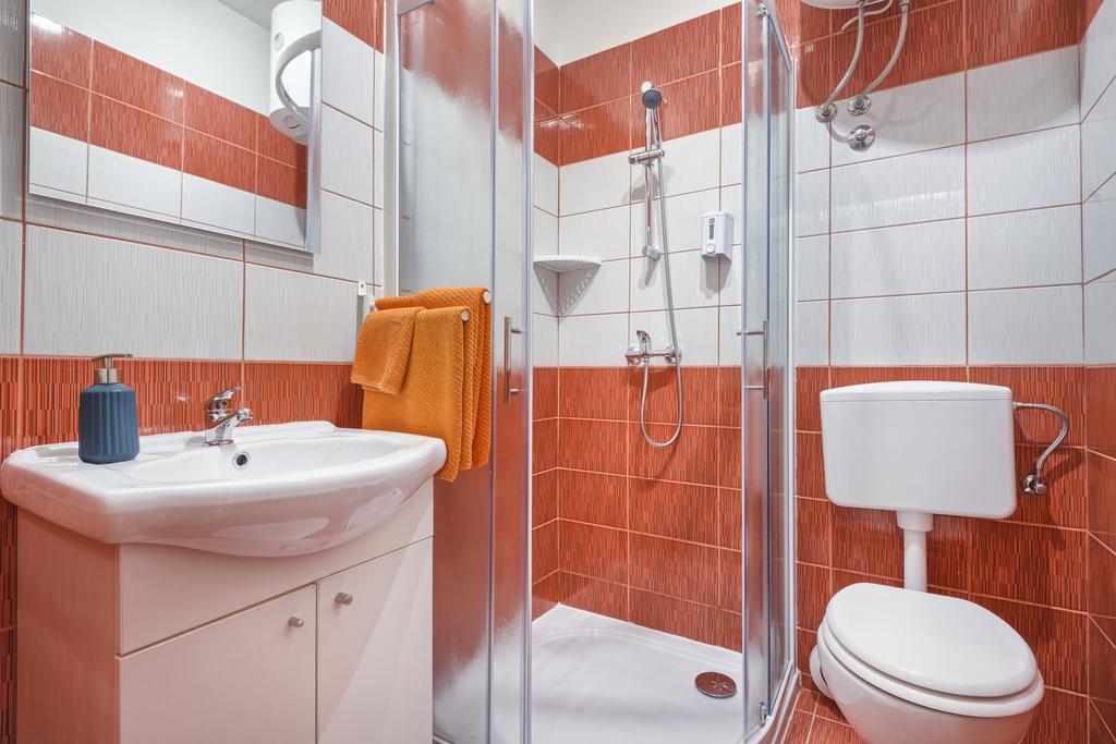 Top Center Rooms & Studio بولا المظهر الخارجي الصورة