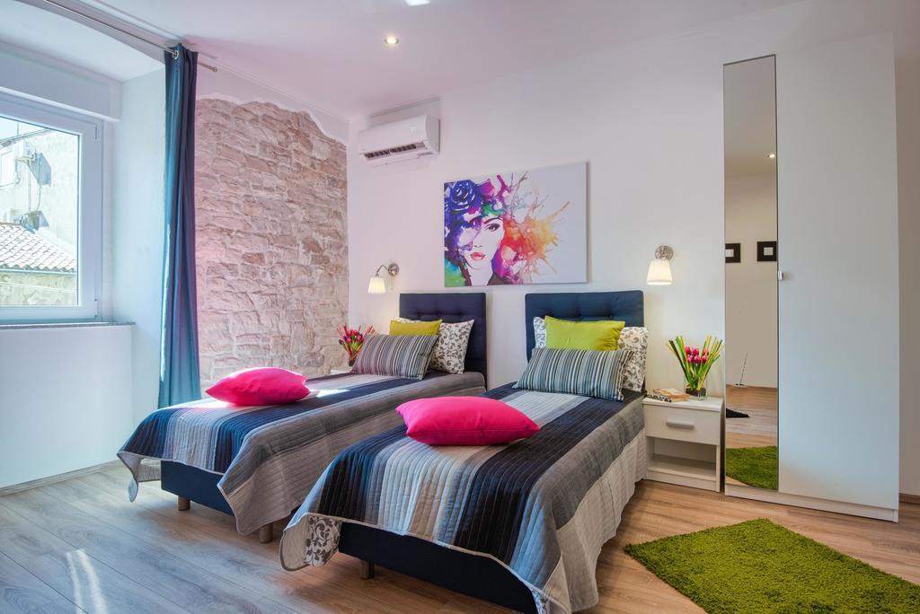 Top Center Rooms & Studio بولا المظهر الخارجي الصورة