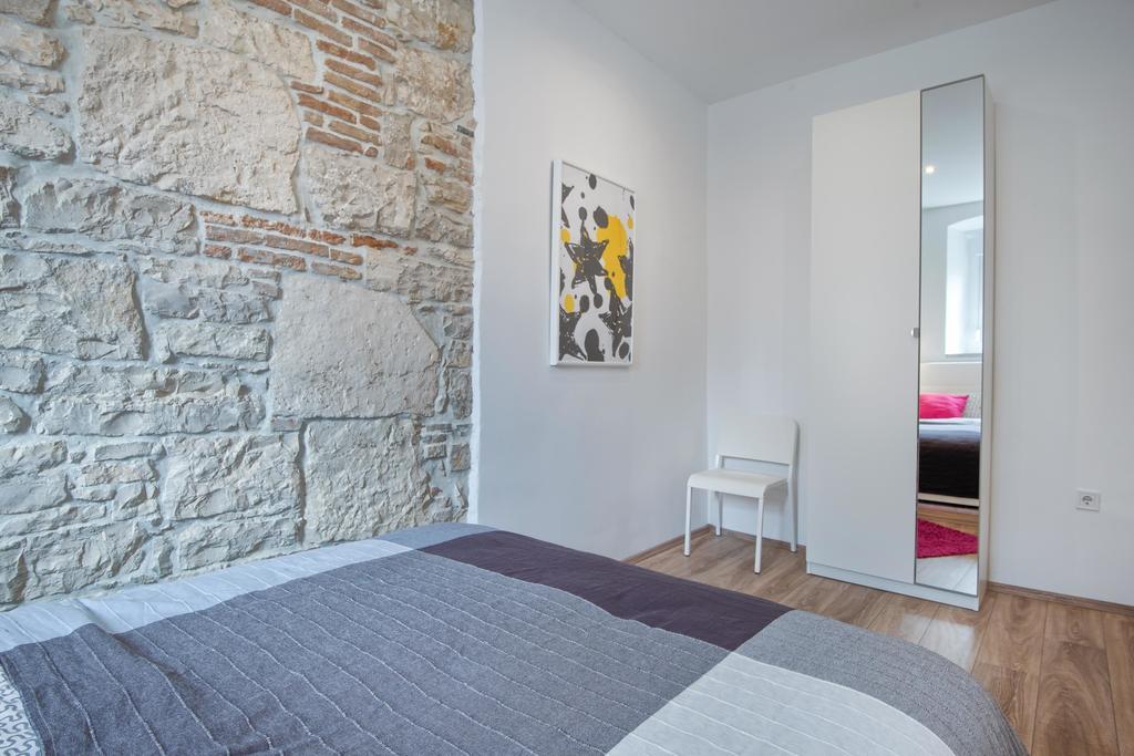 Top Center Rooms & Studio بولا المظهر الخارجي الصورة